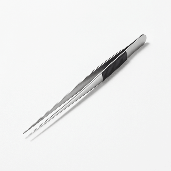 Long planting tweezers for precise work in terrariums and narrow containers. Designed for careful placement and control.